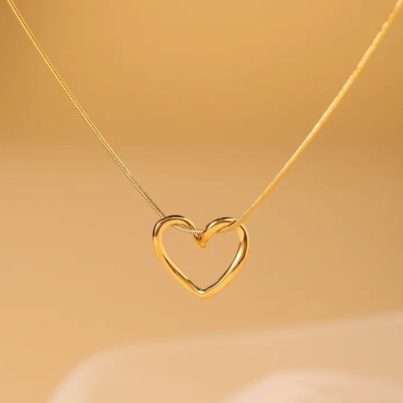 Accessories - Dainty Hear Shaped Necklace in Gold and Silver